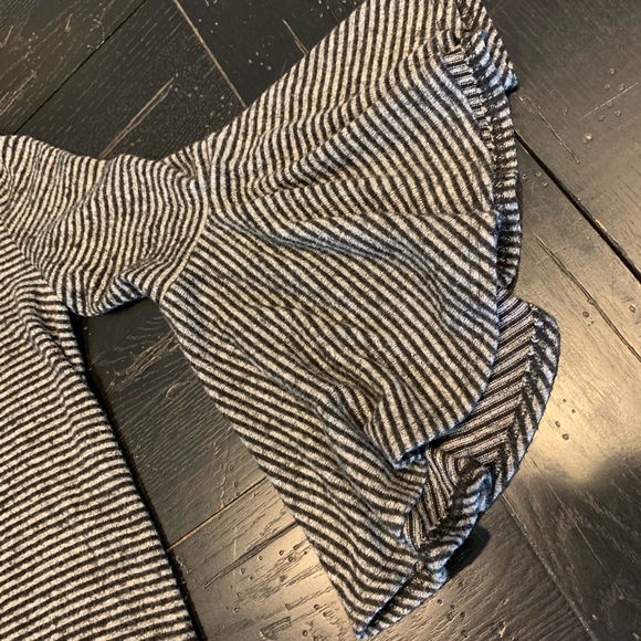 Amy Byer Black & Gray V-Neck Top with Bell Sleeves - Picture 4 of 5